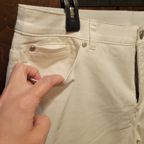 CJ Banks Signature Slimming White Ankle Jeans NWT - Picture 4 of 16